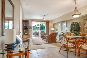 sala de estar con mesa y sillas en Waikoloa Fairway Villas #L22, en Waikoloa