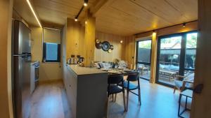 サン・マルティン・デ・ロス・アンデスにあるHermoso departamento 2 ambientes con amplio jardin en el centro de SMA. 6V5の部屋にテーブルと椅子のあるキッチン