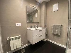 een badkamer met een witte wastafel en een douche bij VUT Nohales Home in Nohales