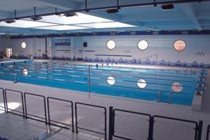 ein großer Pool in einem großen Gebäude in der Unterkunft Hotel Apan in Reggio di Calabria