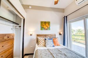 1 dormitorio con cama y ventana en Suite A203 @ Mara Laguna en San Pedro