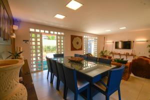 a dining room with a table and chairs at Casa Pouso das Fadas com Arrumadeira e Cozinheira Profissional in Maragogi