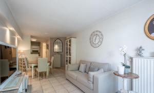 un soggiorno con un divano e un tavolo di Chez Isabelle a Knokke-Heist