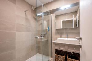 un bagno con doccia in vetro e lavandino di Chez Isabelle a Knokke-Heist