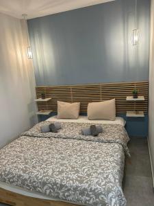 テッサロニキにあるSKG Central Deluxe Studiosのベッドルーム1室(大型ベッド1台、枕2つ付) +27枚の写真