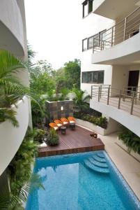 una piscina al centro di un edificio di Stunning 1 Bedroom 1 Bathroom Modern Condo Few Blocks To The Beach And 5th Avenue a Playa del Carmen