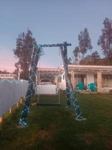 un gazebo con luci blu in un cortile di Cabañas camino al cielo a Fúquene