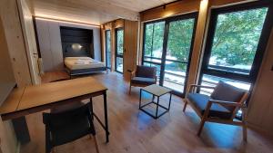 a room with a bed and a table and chairs at Departamento muy cálido y luminoso, excelente ubicación en el centro de SMA. 9V5 in San Martín de los Andes