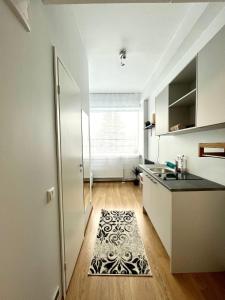 cocina con nevera blanca y alfombra de cocina en Savi Apartment 2 en Pärnu