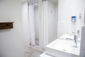 Koupelna v ubytování Auberge Manitonga