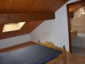 een slaapkamer met een bed en een houten plafond bij Chaleureux Appartement 3 Pièces à 400m du Téléphérique - FR-1-464-150 in Pralognan-la-Vanoise