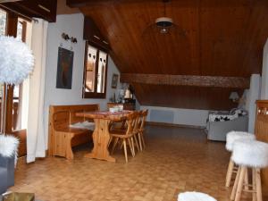 een keuken met een tafel en stoelen in een kamer bij Chaleureux Appartement 3 Pièces à 400m du Téléphérique - FR-1-464-150 in Pralognan-la-Vanoise
