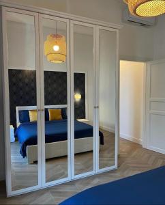 Isola suites في ميلانو: غرفة نوم بسرير ازرق بأبواب زجاجية