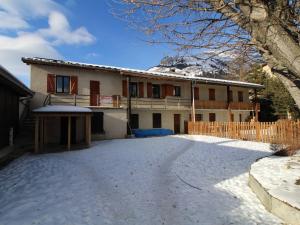 歐蘇瓦的住宿－Chalet Aussois, 6 pièces, 14 personnes - FR-1-508-28，前面有雪地车道的房子