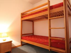 a bedroom with two bunk beds and a lamp at Appartement Lanslevillard, 2 pièces, 6 personnes - FR-1-508-107 in Lanslevillard
