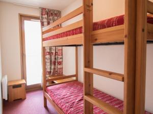 Poschodová posteľ alebo postele v izbe v ubytovaní Appartement Lanslevillard, 3 pièces, 5 personnes - FR-1-508-139