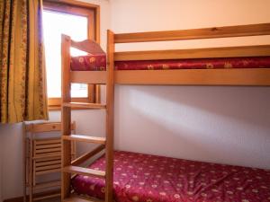 a bedroom with two bunk beds and a window at Appartement Aussois, 3 pièces, 6 personnes - FR-1-508-95 in Aussois