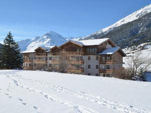 a building in the snow with footprints in the snow at Appartement Lanslevillard, 2 pièces, 4 personnes - FR-1-508-145 in Lanslevillard