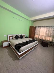 a bedroom with a large bed in a room at Wonder View in Shimla
