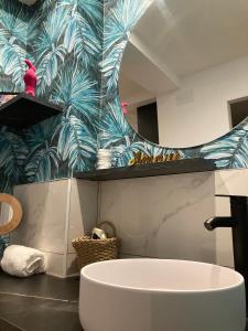 uma casa de banho com uma banheira branca e um espelho. em Apartamentos Abadía. em Corella