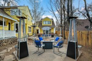 une terrasse avec une table et des chaises devant une maison dans l'établissement Bespoke Inn Flagstaff, à Flagstaff
