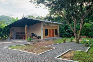 a small house with a black roof at Miniapartamento el Guanacaste, cerca Tamarindo in Santa Cruz