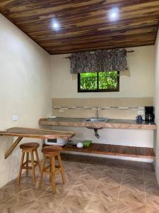 a room with a table and two stools and a window at Miniapartamento el Guanacaste, cerca Tamarindo in Santa Cruz