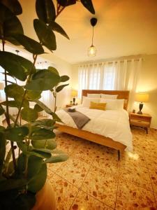 Cama o camas de una habitación en Romantic Getaway PR - Stay & Spa