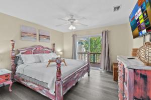メルボルンにあるCoconut Cabana - Duplex Delight, Beach-Themed 6BR Retreat with 2 Outdoor Patios & GRILL, Steps from the Sand!の大きなベッドとバルコニーのある寝室