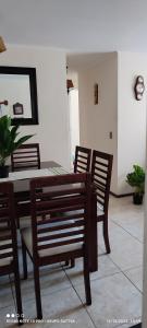 a dining room with a table and four chairs at Departamento Full 3D 2B Cerca de Playas en Arica in Arica