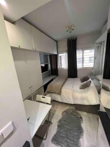 1 dormitorio con 1 cama y escritorio en una habitación en Lovely Loft Bernabéu Madrid, en Madrid