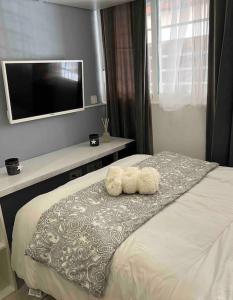 - une chambre avec un lit avec deux animaux rembourrés dans l'établissement Lovely Loft Bernabéu Madrid, à Madrid
