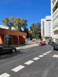 une rue avec des voitures garées sur le côté de la route dans l'établissement Lovely Loft Bernabéu Madrid, à Madrid