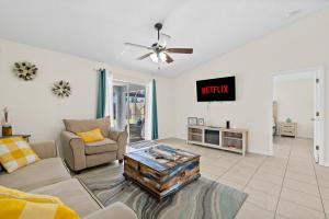 Posezení v ubytování Oceanview Haven - 2BR Beach Townhome with Patio, Shared Heated Pool Steps from Paradise Beach Park!