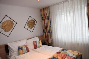 布什泰尼Apartment Victoria的卧室里有一张铺着白色床单的床和一扇窗户