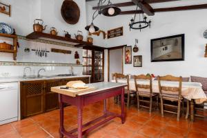 Kuchnia lub aneks kuchenny w obiekcie La Mejorana Refugio andaluz con piscina entre olivos