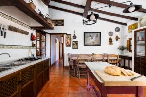 Kuchnia lub aneks kuchenny w obiekcie La Mejorana Refugio andaluz con piscina entre olivos