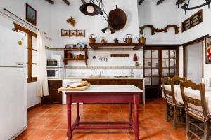 Kuchnia lub aneks kuchenny w obiekcie La Mejorana Refugio andaluz con piscina entre olivos