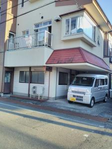 een busje geparkeerd voor een gebouw bij Corp Temma - Vacation STAY 08144v in Takayama