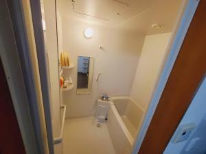 een kleine badkamer met een bad en een toilet bij Corp Temma - Vacation STAY 08144v in Takayama