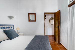 Łóżko lub łóżka w pokoju w obiekcie La Mejorana Refugio andaluz con piscina entre olivos