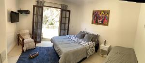 1 dormitorio con 1 cama, 1 silla y 1 ventana en Mountain memory, en Campos do Jordão