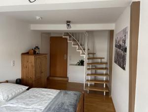 um quarto com uma cama e uma escada em espiral em Appartement DOM II - Erfurt Domplatz em Erfurt