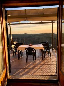 Ujué的住宿－Casa Rural Las Migas，露台设有桌椅