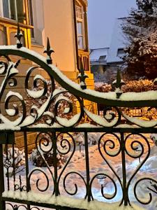 een bank bedekt met sneeuw voor een gebouw bij Stadtvilla Jelena Mengen in Mengen