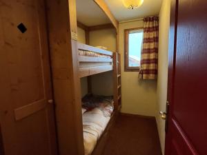 a small room with two bunk beds and a window at Appartement Lanslebourg-Mont-Cenis, 3 pièces, 6 personnes - FR-1-508-256 in Lanslebourg-Mont-Cenis