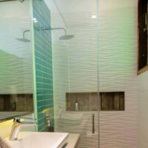 a bathroom with a sink and a glass shower at Casa Campestre Montenegro cerca al Parque del Café con piscina privada in Montenegro