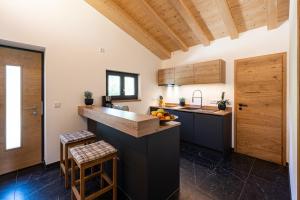 eine Küche mit einer großen Insel in einem Zimmer in der Unterkunft Alpine Lifestyle Lodge in Oberstdorf