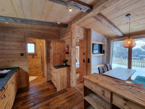 a kitchen and dining room of a log cabin at Chaleny - Das erste Tiny House Chalet im Zillertal in Hainzenberg