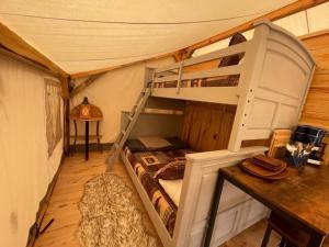 Umpqua's Last Resort - Wilderness Cabins, RV Park & Glamping客房内的一张或多张床位